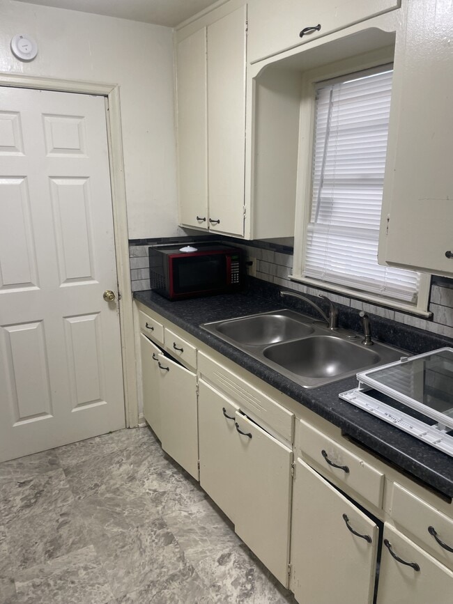 Building Photo - 1658 N Bluff St