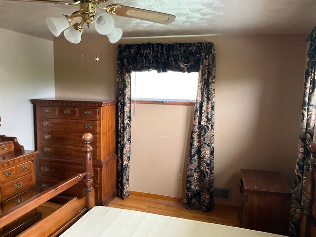 Building Photo - Private Split-Level 3bed 1.5 bath Retreat ...