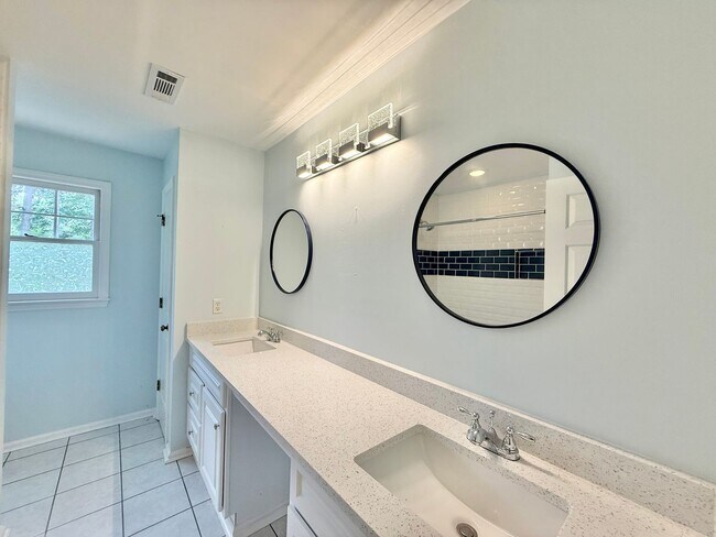 Building Photo - **OFFERING RENT PROMOTION FOR FIRST 6 MONT...