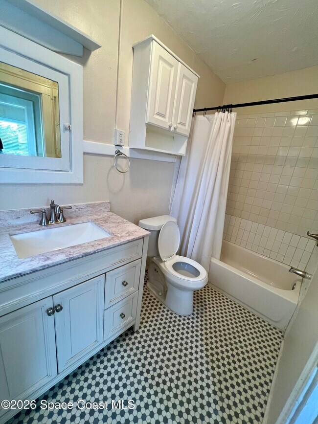 Building Photo - 2104 Waverly Pl