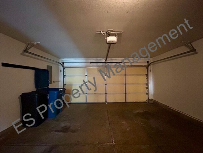 Building Photo - Great 3 Bedroom 2.5 Bathroom Two Story Home with Loft in Lawrence!