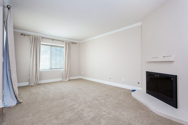 Building Photo - Spacious Entertainers Retreat in San Carlos!
