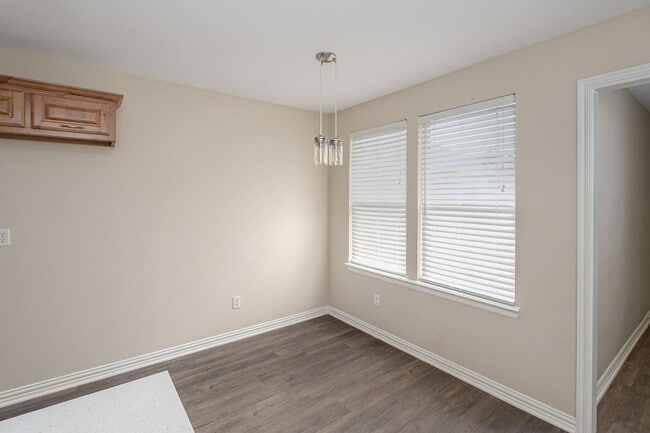 Building Photo - 640 W Marshall Dr