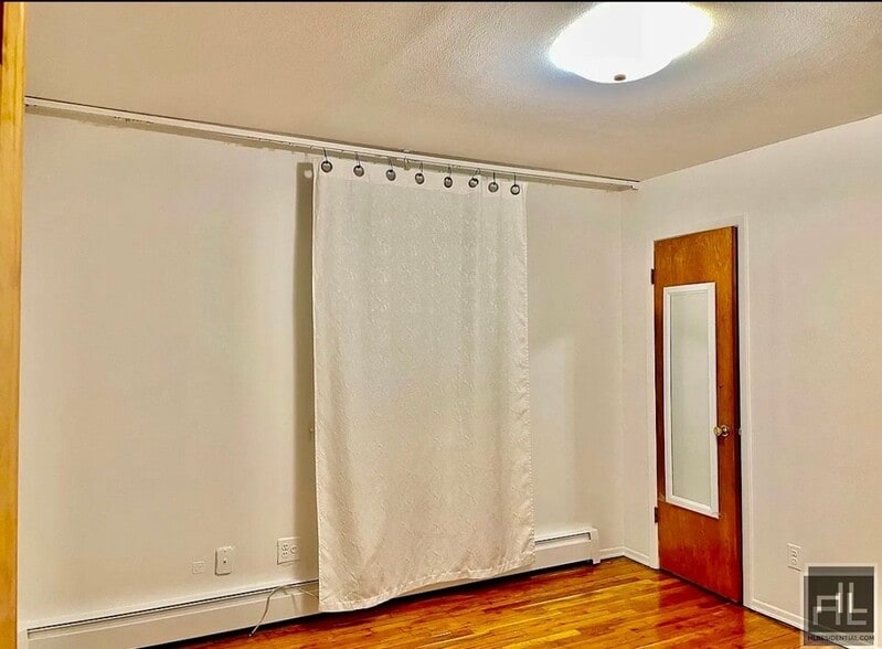 Building Photo - 2 bedroom apartment available near the R line