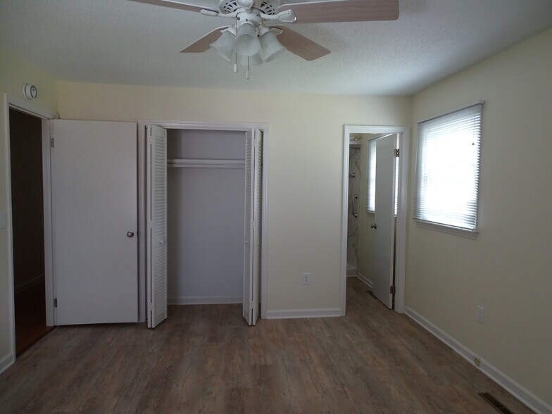 Building Photo - 5694 Claridge Dr