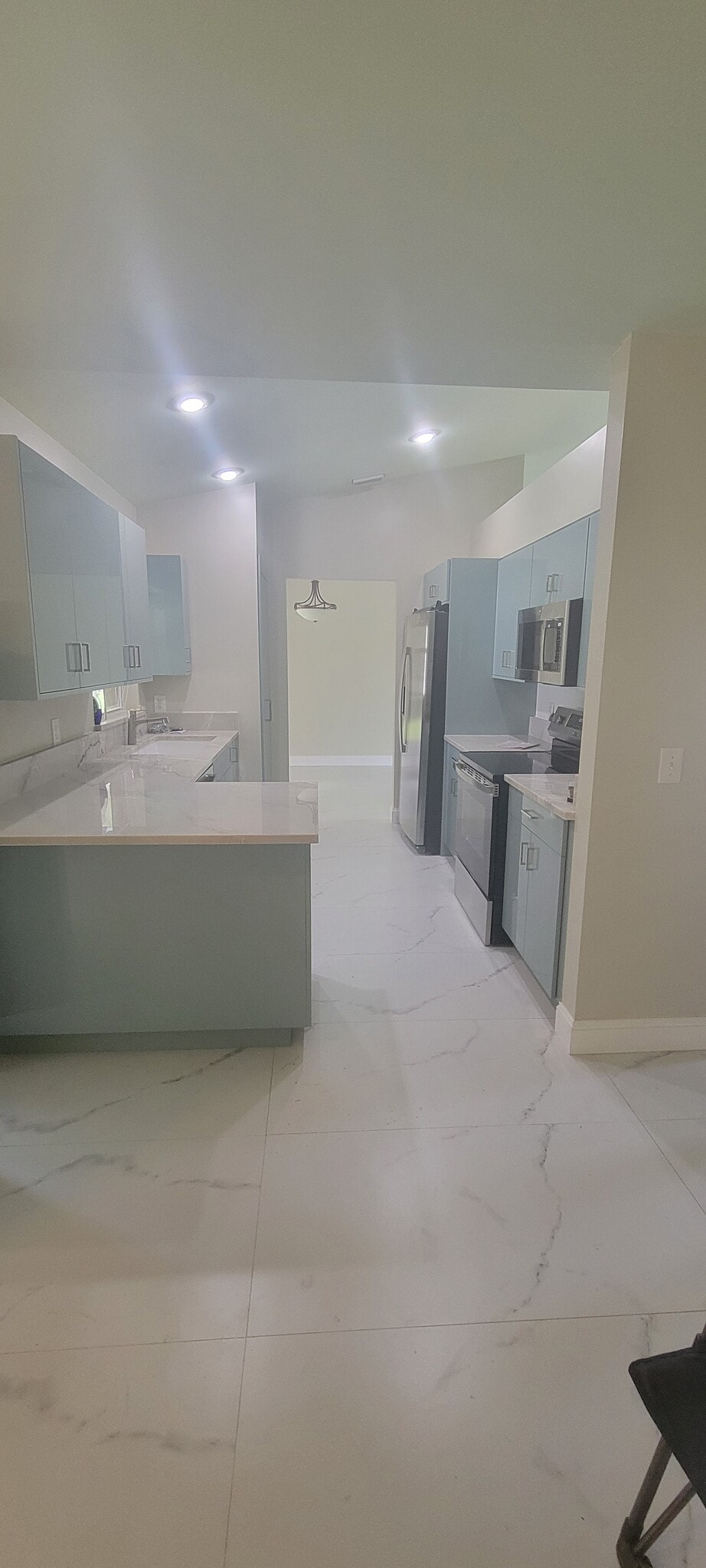 Luxe kitchen - 9160 Aster Rd