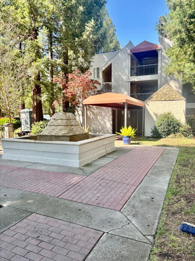 Building Photo - Walnut Creek 2 bed 2 bath gorgeous end unit on the first floor with garage!