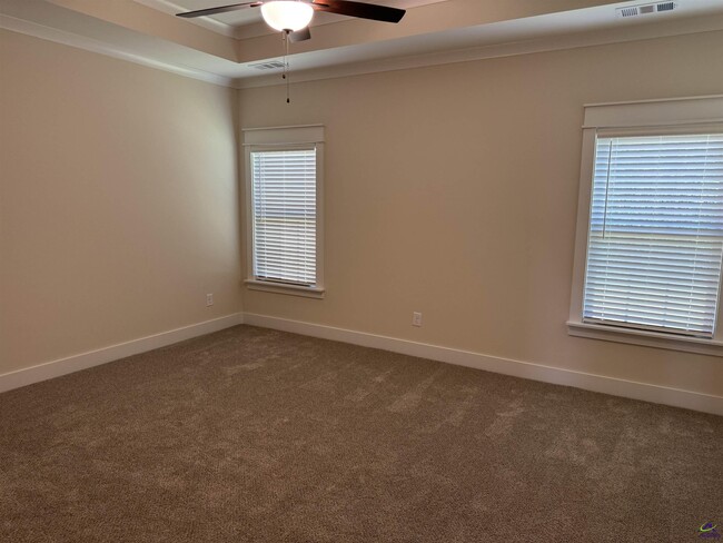 Building Photo - 213 Willowbrook Ln