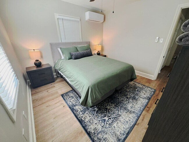 Building Photo - Renovated 2 Bed 1 Bath Home