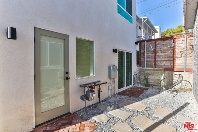 Building Photo - 1617 1/2 Micheltorena St