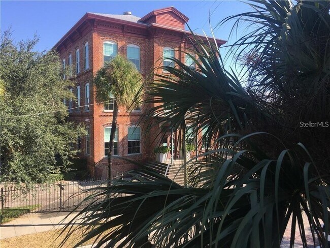 Building Photo - 1910 E Palm Ave