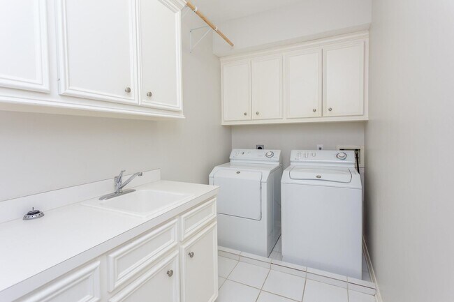 Building Photo - 4611 Oakdale St