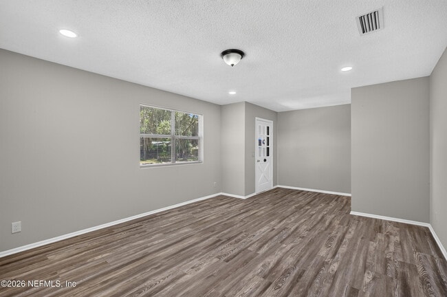 Building Photo - 417 Pine Ave