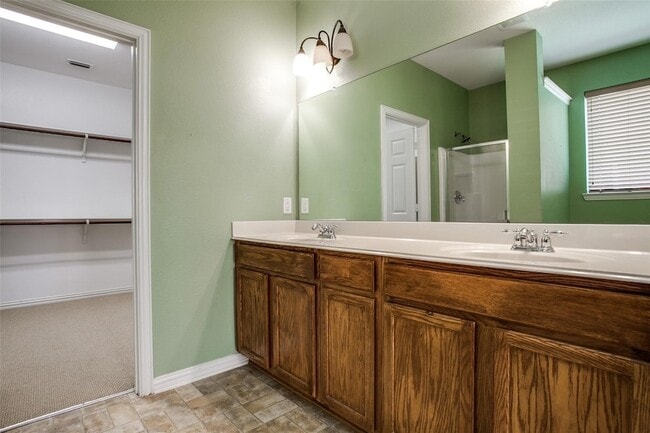 Building Photo - 1420 Canary Dr