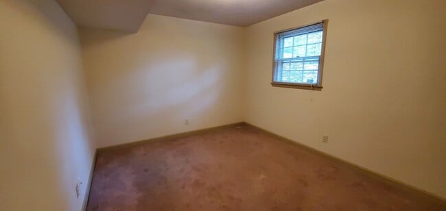 Building Photo - 6420 Cloverdale Dr