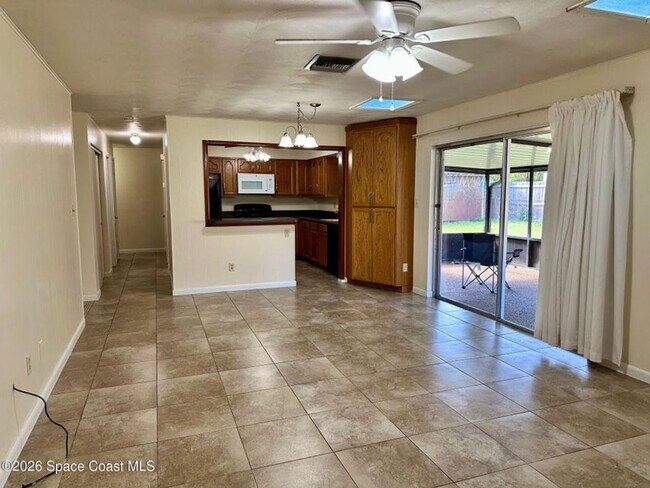 Building Photo - 680 Birchwood Ln