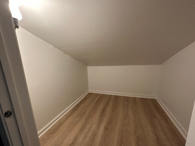 Building Photo - Garden District Studio Apartment, All Utilities Included!