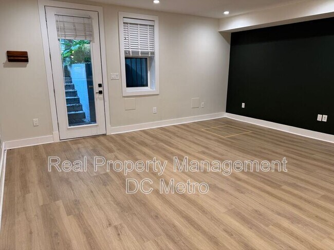 Building Photo - 1331 Taylor St NW