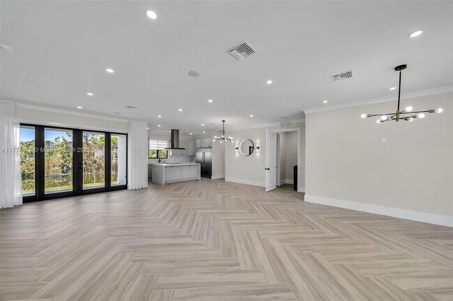 Building Photo - 3600 NE 9th Pl