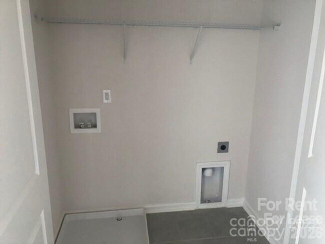 Building Photo - 3 bedroom townhome available now!