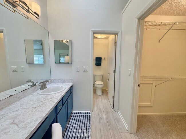 Building Photo - Winterset Condo with Gorgeous Sunset Views!