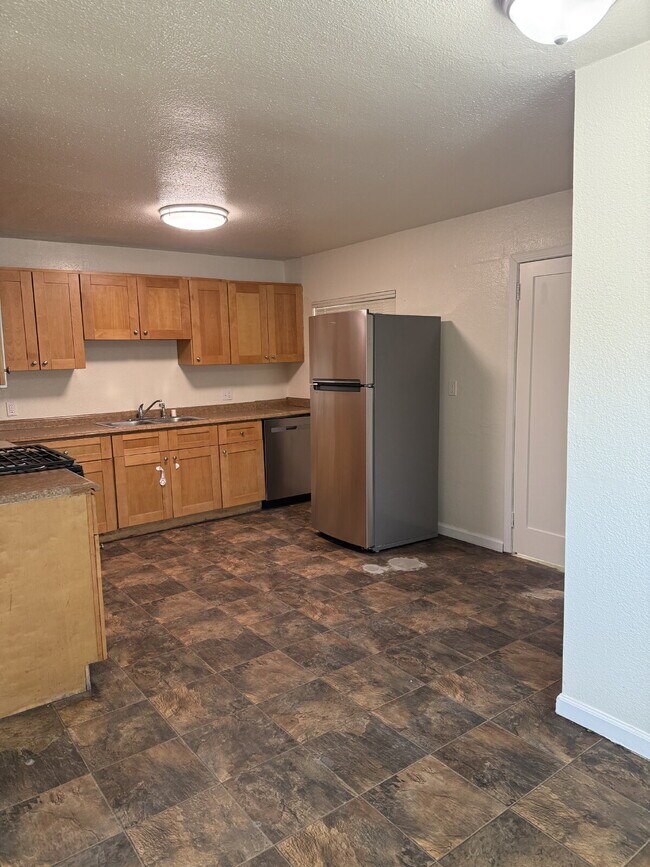 Building Photo - Charming 3-bedroom, 2-bathroom home located in the heart of Brentwood