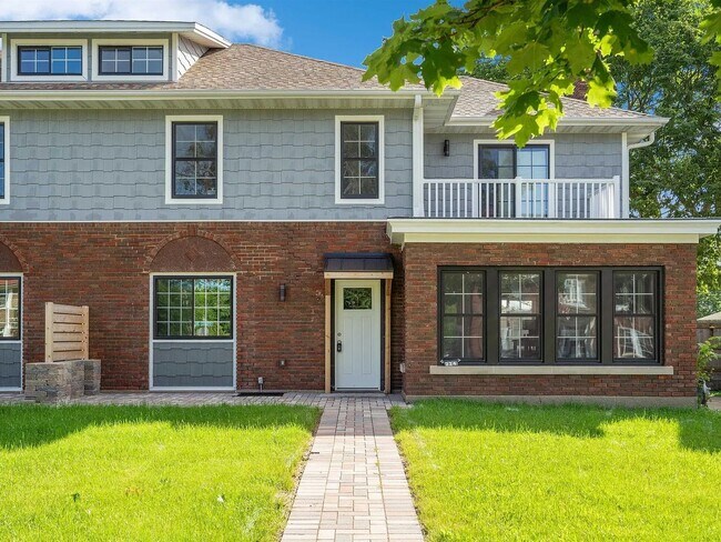 Building Photo - South Grandview