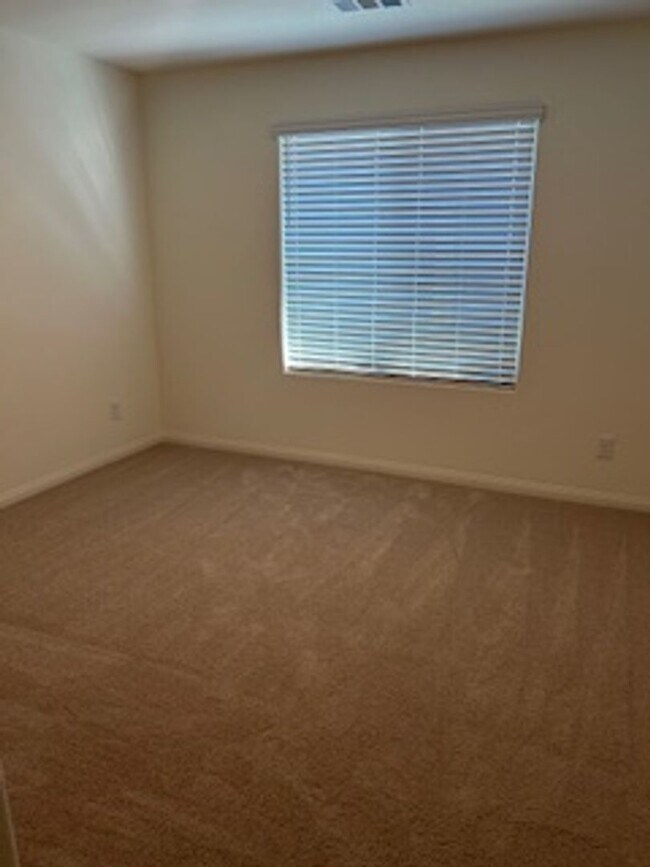 Building Photo - Spacious New Home with 5 Bedrooms in Hende...