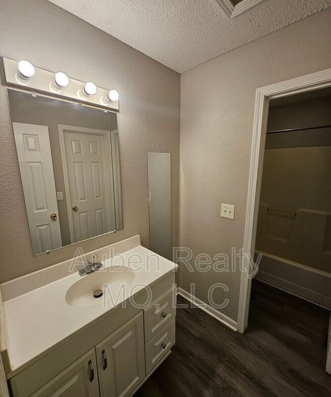 Building Photo - 5644 N Anita Ave