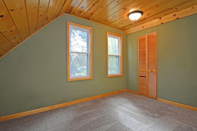 Building Photo - Beautiful 3-Bed 1.5-Bath Home in Forest La...