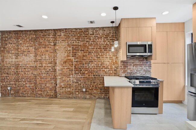 Building Photo - 233 1/2 Summit Ave