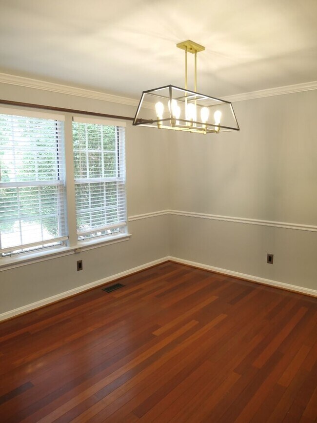 Building Photo - Spacious 5 Bedroom Home in Quiet Cul-de-Sac