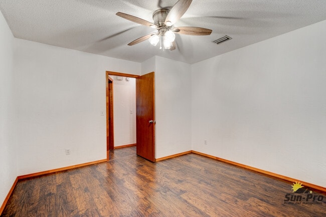 Building Photo - 2025 Willow Oak Dr