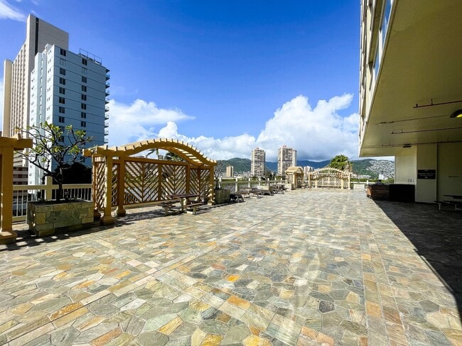 Building Photo - Fully Furnished Studio! Waikiki!