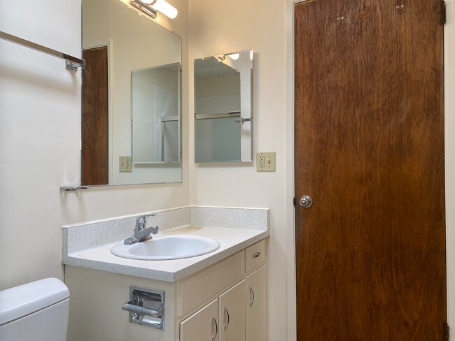 Building Photo - HUGE Charming 2BR/1BA Flat! Downtown! Laundry On-Site! Parking! -PROGRESSIVE