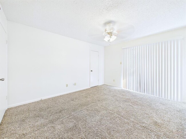 Building Photo - 8502 Lyndon Ln