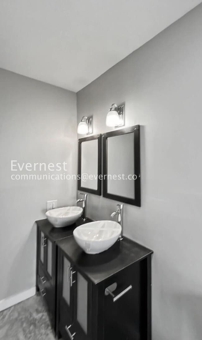 Building Photo - 4 Bed/3 Bath Home with In-Unit Laundry / Available Now!