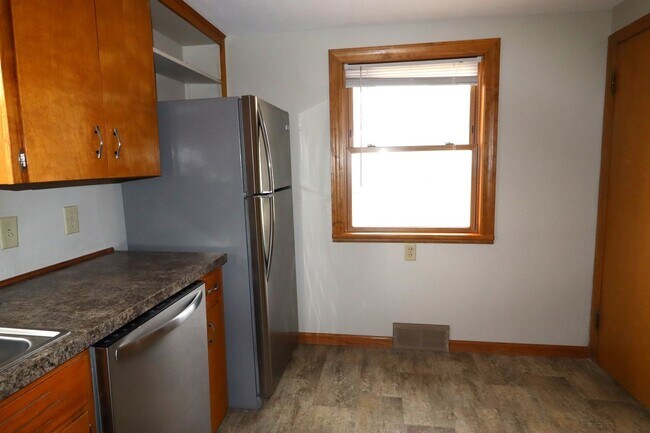 Building Photo - Refurbished 4-Bedroom Home