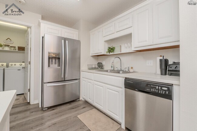 Building Photo - 1505 City View Dr