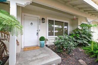 Building Photo - 560 La Copita Ct