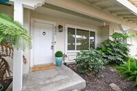 Building Photo - 560 La Copita Ct