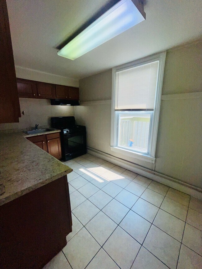 Chef Style Kitchen w/ Gas Range and Frost Free Fridge - 817 Homestead St