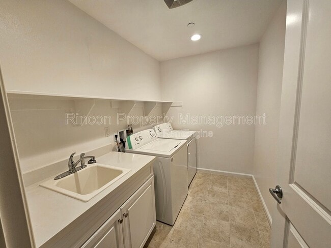 Building Photo - 3647 W Hemlock St