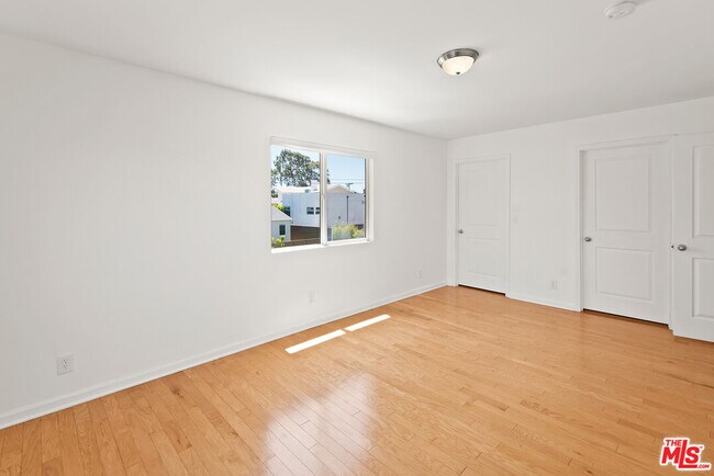 Building Photo - 653 Sunset Ave