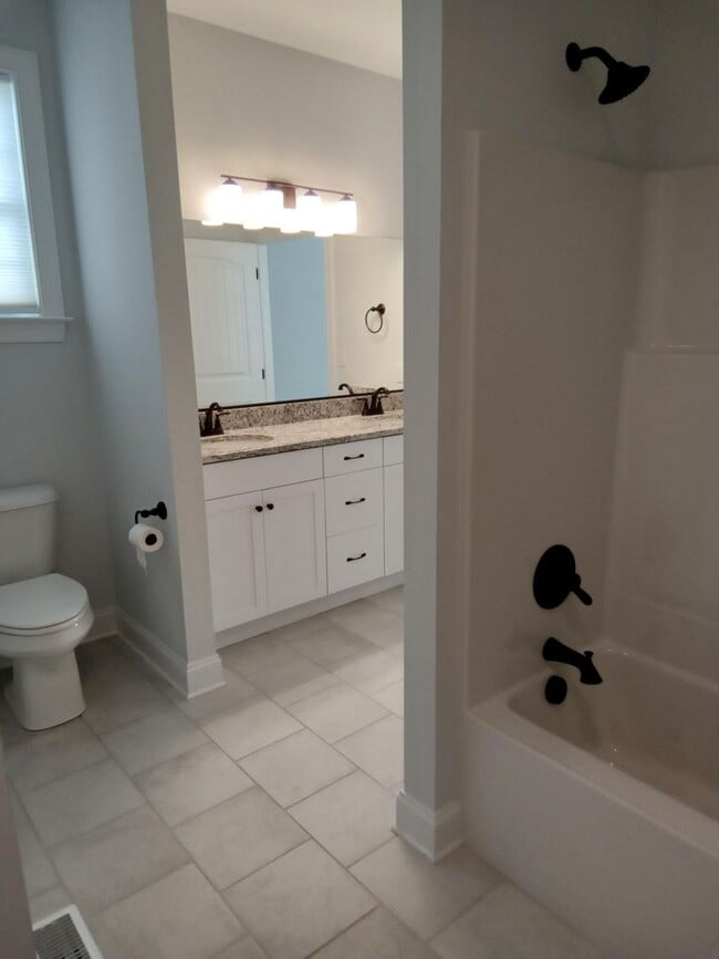 Building Photo - Patio Townhome Located 1 Block from Bedfor...