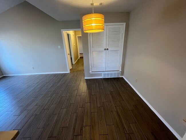 Building Photo - Cute Duplex