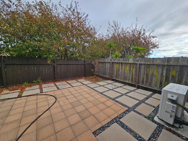 Building Photo - Sunny and Bright Newly Constructed 3-bedro...