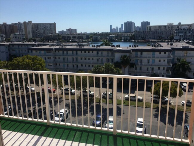 Building Photo - 2200 E Hallandale Beach Blvd