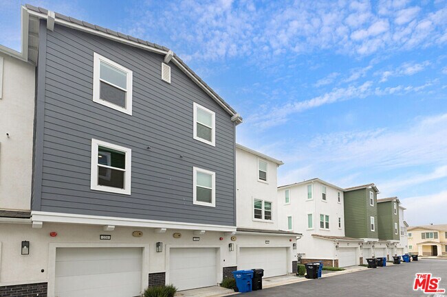 Building Photo - 220 Lockhart Wy