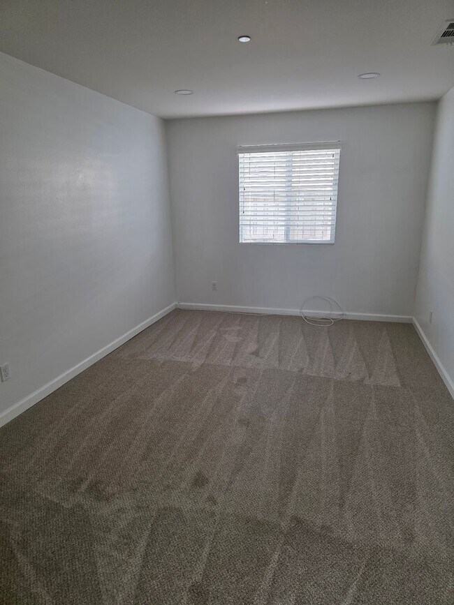 Building Photo - Beautiful Single Level 4 Bedroom located in Canyon Hills
